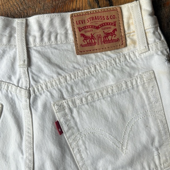 Levi White denim Wedgie short - Picture 4 of 4